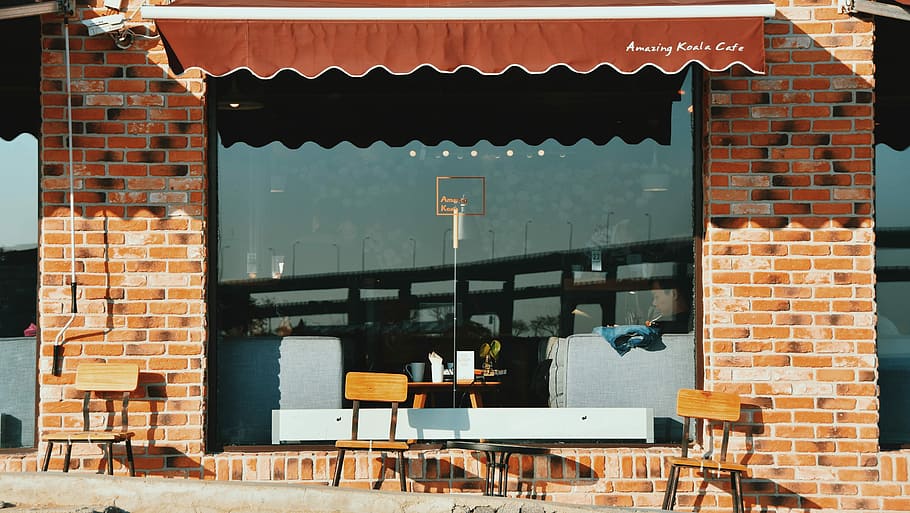 three chairs on storefront, photo of clear glass storefront, window HD wallpaper
