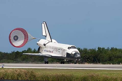 Space Shuttle, Discovery, Landing, drag chute, runway, astronauts HD wallpaper