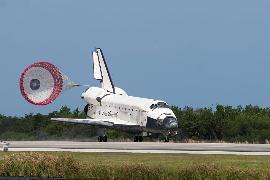 Space Shuttle, Discovery, Landing, drag chute, runway, astronauts