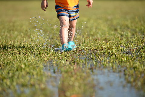 child, feet, splashing, mud, water, summer, water drops, fun HD wallpaper