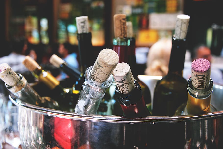 Closeup shot of wine bottles and corks, food/Drink, party, alcohol, HD wallpaper