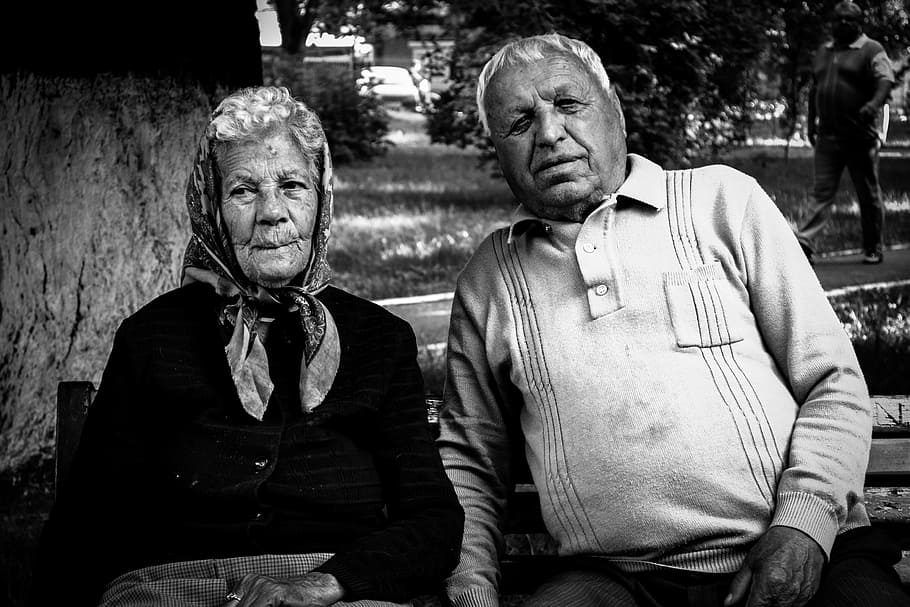 woman and man sitting on bench in grayscale photography, old HD wallpaper