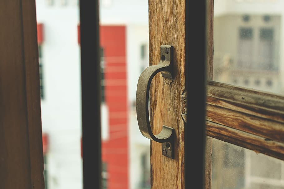 Old Window Handle, close-up of black door handle on door, glass HD wallpaper