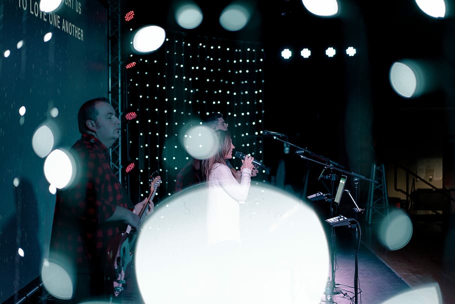 woman singing and man playing guitar on stage, woman performing in stage HD wallpaper