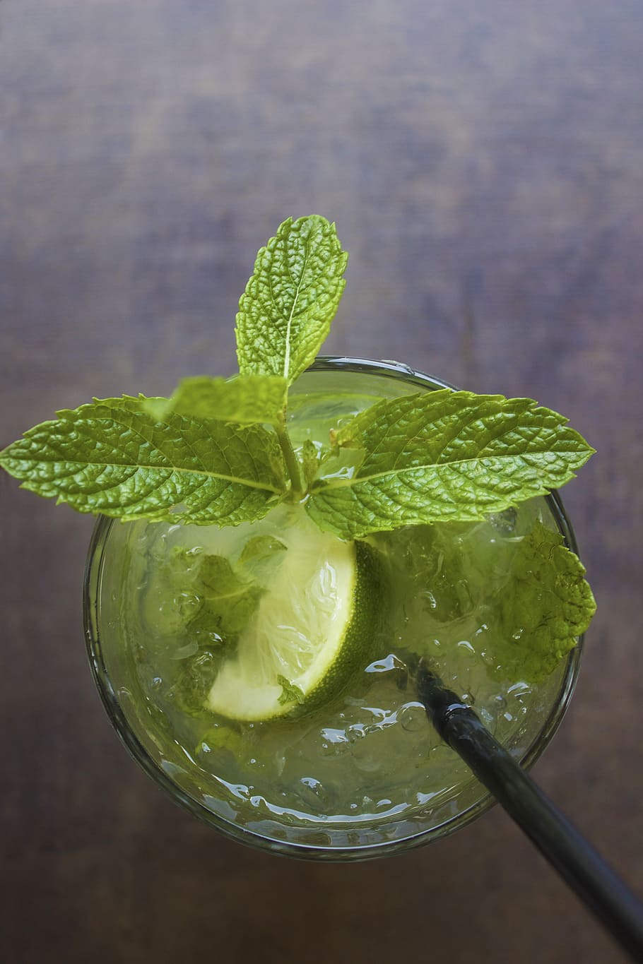 lemon juice with green leaves in clear glass cup, mojito, cocktail HD wallpaper