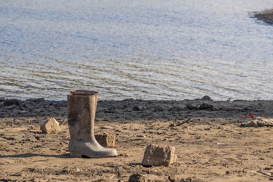 high boot, shoe, bank, beached, water, orlík dam, czech republic HD wallpaper