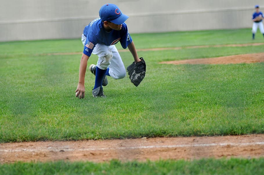 boy wearing baseball gear, boy playing baseball during daytime HD wallpaper