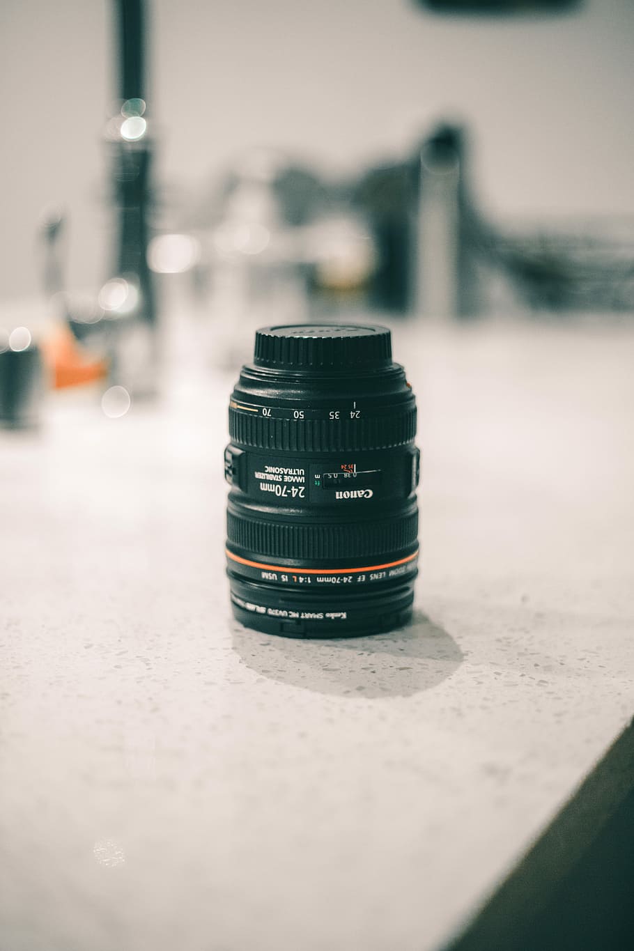 shallow focus photography of camera lens on top of counter, black Canon DSLR camera lens in shallow focus photography, HD wallpaper