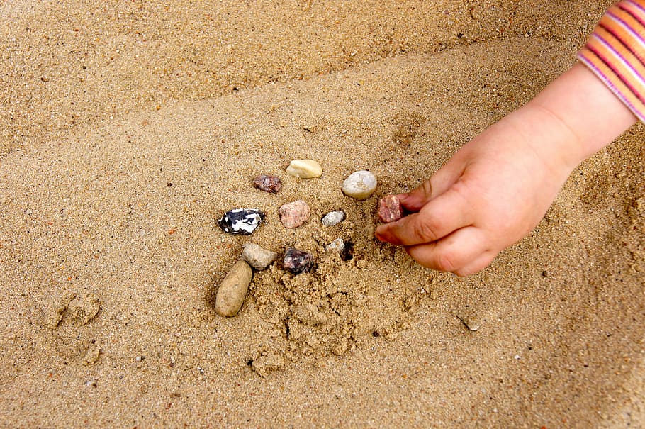 sand, summer, hand, child, stones, place, warm, play, fun, beach HD wallpaper