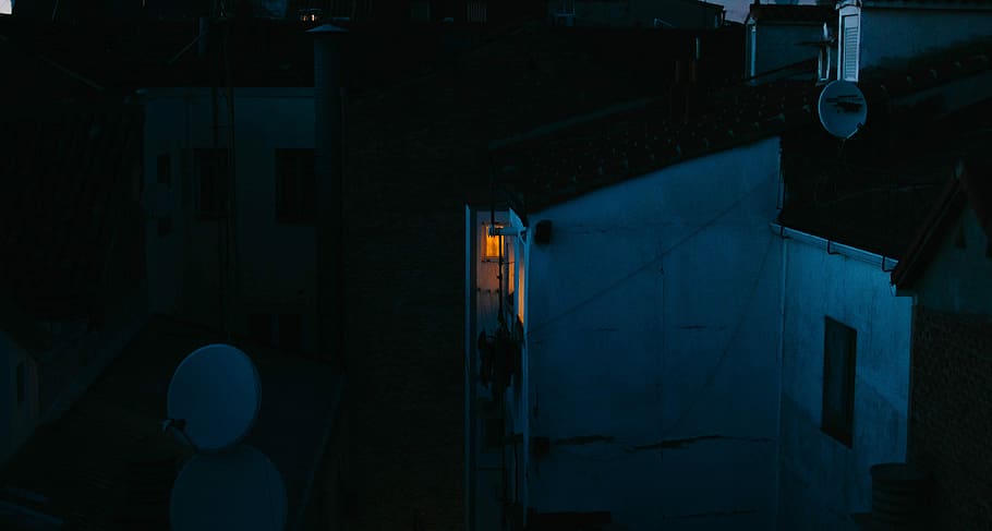 white house near parabolic antenna, white concrete house during nighttime HD wallpaper