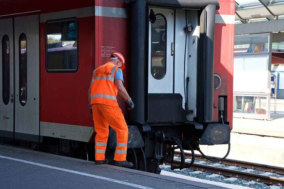 Ground, Worker, Station, Wagon, ground worker, train ride, railway HD wallpaper