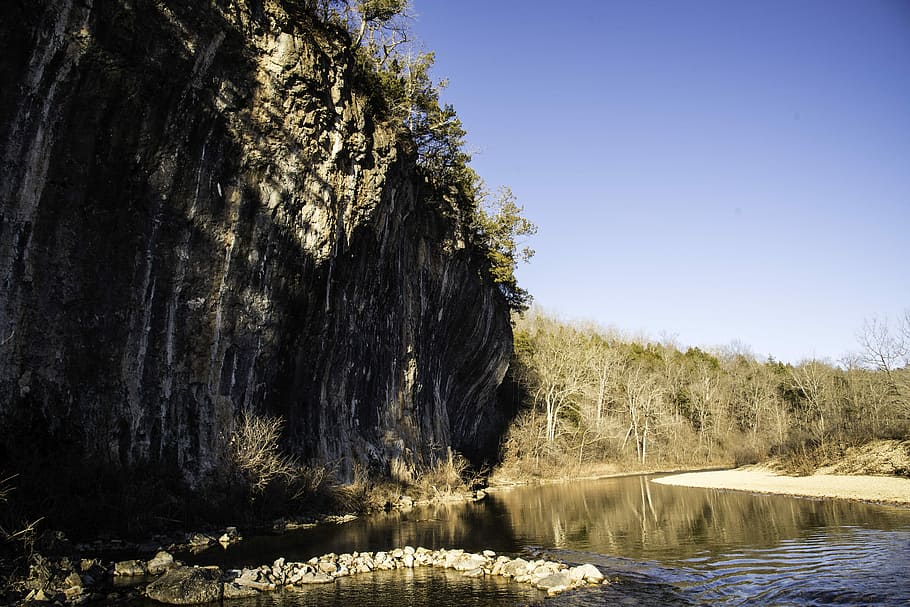 Cliffs along the river landscape at Echo Bluff State Park, Missouri, HD wallpaper