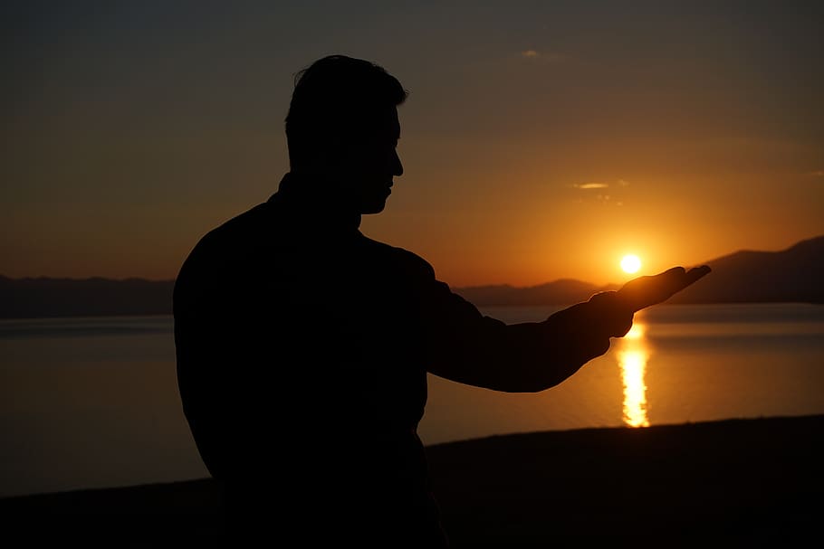 figure, sunset, light, silhouette, sky, orange color, water HD wallpaper