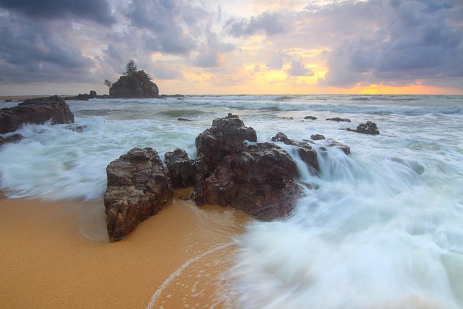 Rock on Beach Shore With Waves Crashing during Cloudy Daytime Sky HD wallpaper