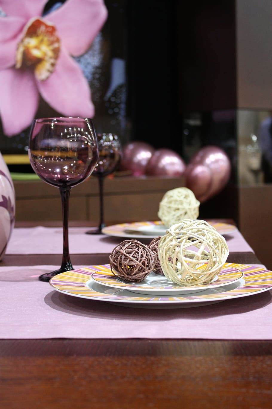 black long-stemmed wine glass beside round ceramic plate with three brown and beige wire balls, HD wallpaper