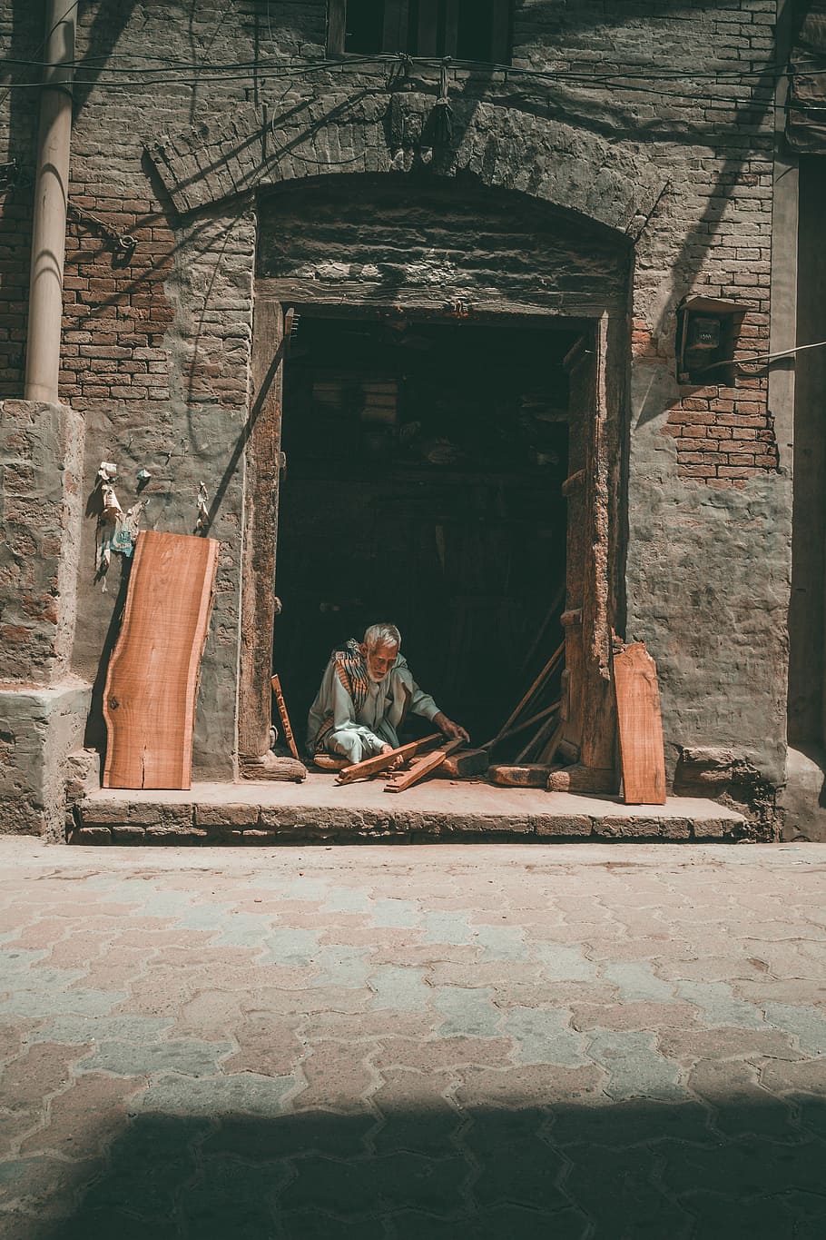 man carving wood, man holding lumber in building, candid, work HD wallpaper