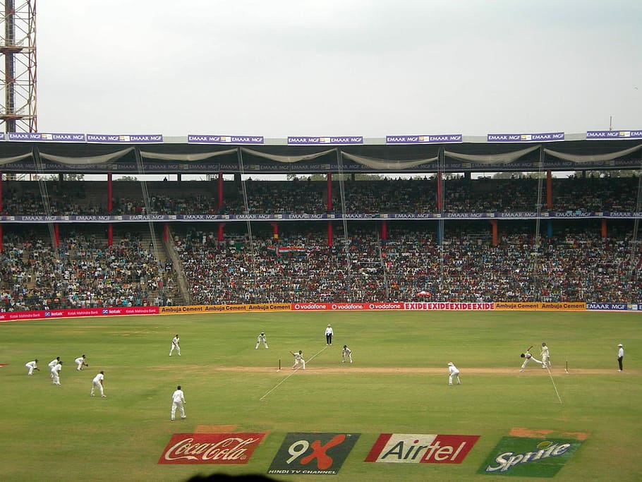 People playing cricket at M. Chinnaswamy Stadium in Bangalore, India, HD wallpaper