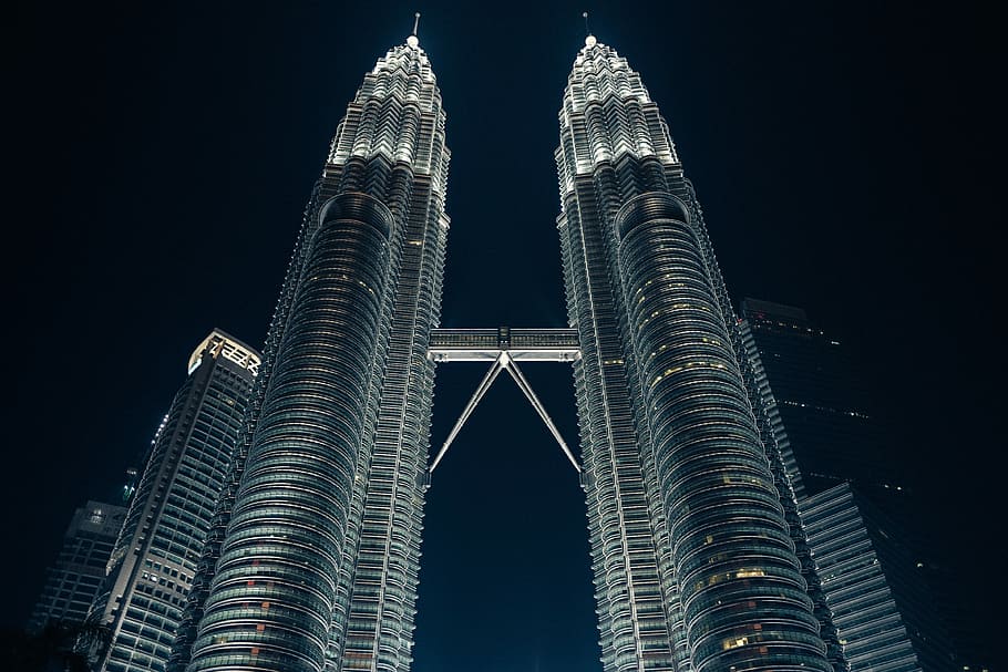 Petronas Tower, low-angle shot of Petronas Twin Tower,, skyscraper HD wallpaper