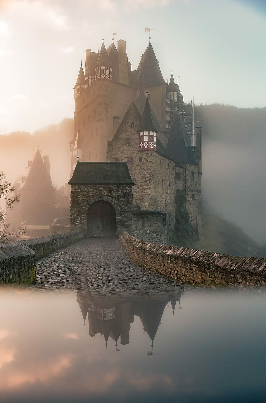 reflection of a castle surrounded with fogs, grey concrete castle, HD wallpaper