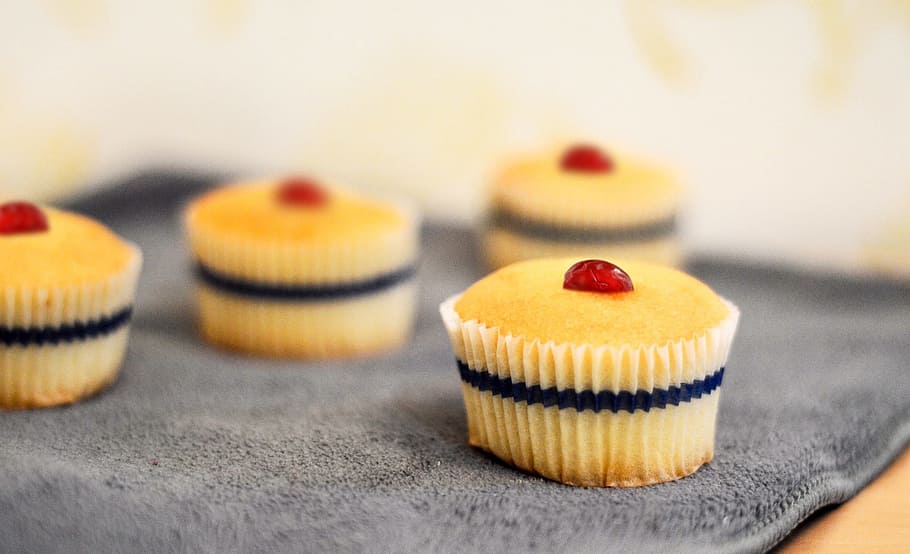 cupcakes, sweets, desserts, icing, strawberry, food, bake, sweet food HD wallpaper