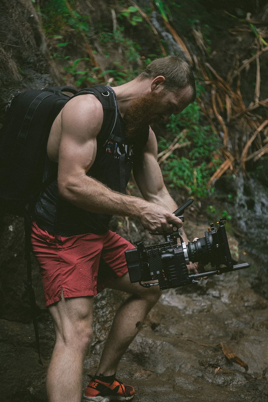 man holding black camera and backpack, man carrying backpack taking a video HD wallpaper