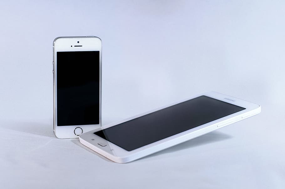 Silver Iphone 5s and White Samsung Android Smartphone, apple