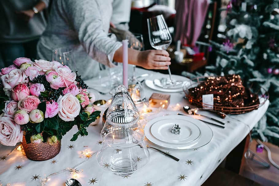 Hands Decorating Christmas Table, roses, red roses, holding hands, HD wallpaper