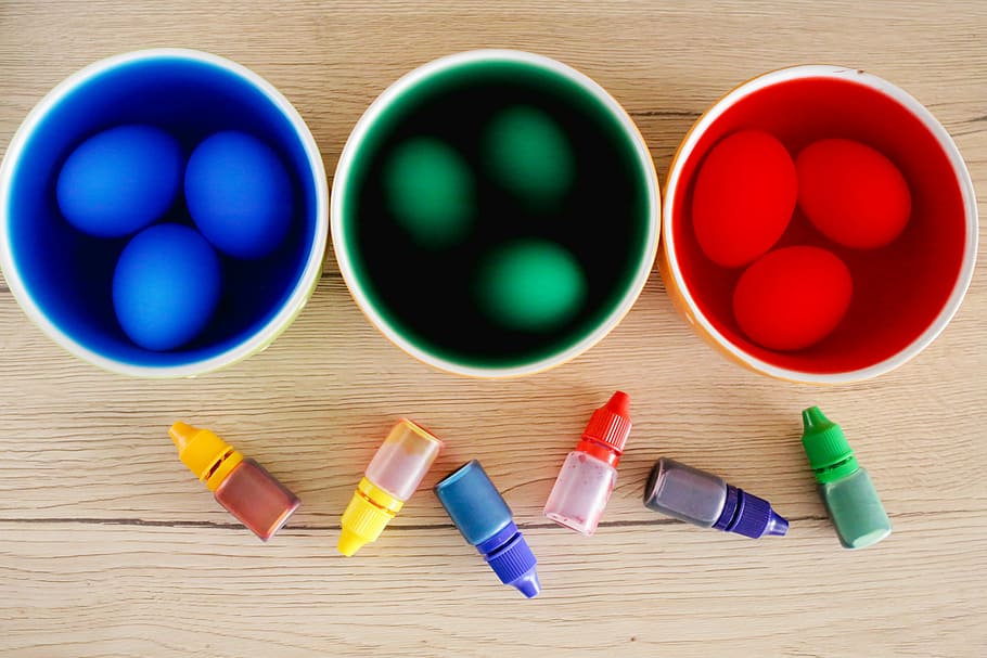 three cups with eggs and assorted-color liquids, staining, easter HD wallpaper