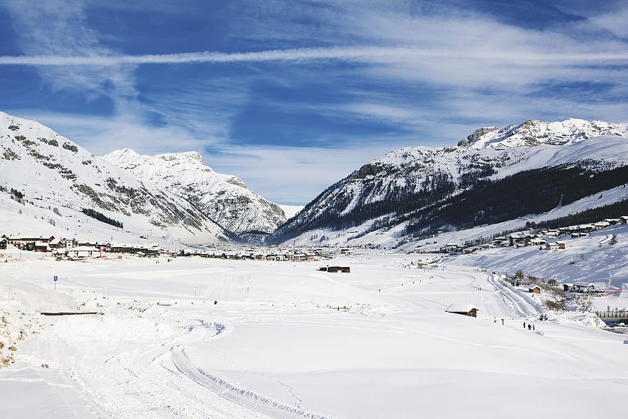 field covered with snow under blue sky, snow cover mountain during daytime HD wallpaper