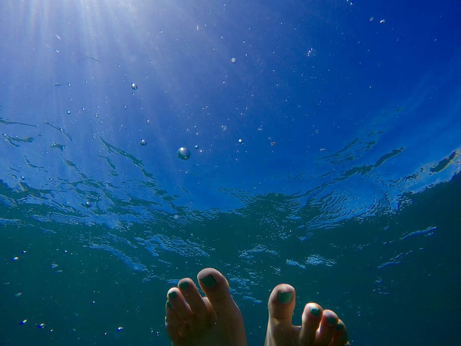 human feet on body of water during daytime, underground water photography of foot, HD wallpaper