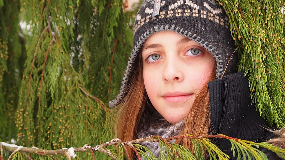 staring, hat, branches, green portrait, headshot, one person HD wallpaper