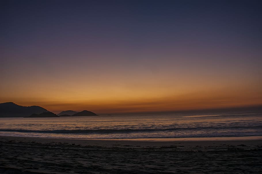 Mysterious beach, seashore near body of water during dawn, cloud HD wallpaper