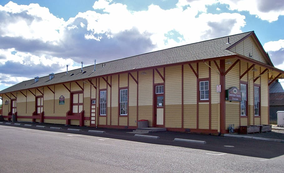 Lebanon Southern Pacific Railroad Depot in Oregon, building, clouds HD wallpaper