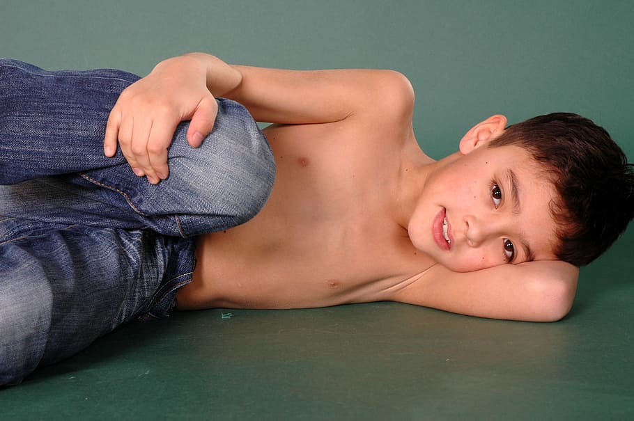 cute, guy, model, young, portrait, lying down, looking at camera HD wallpaper