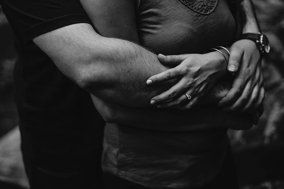 grayscale photo of man hugging a woman, man embarrassing woman grayscale photo HD wallpaper