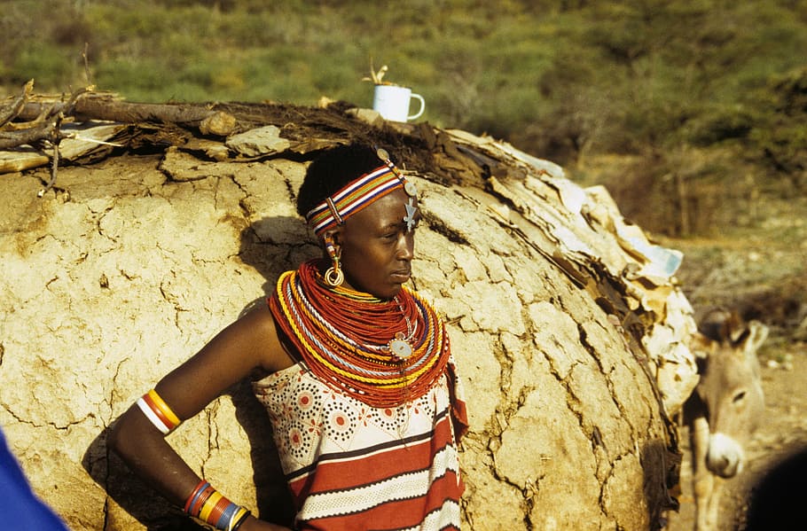 Masi village, woman leaning on tree trunk, portrait, tribal, africa, HD wallpaper