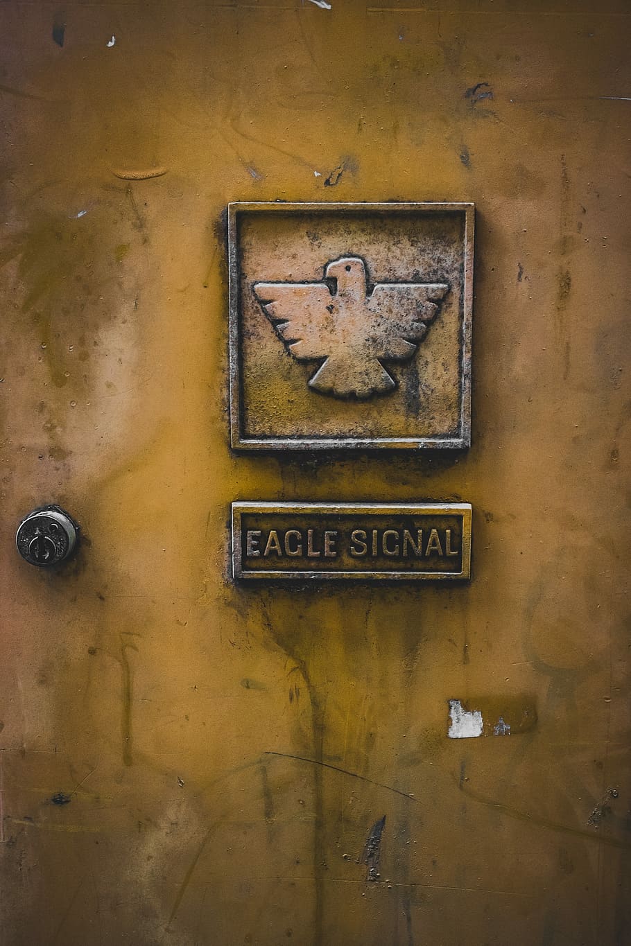 Eagle Signal emblem, Eagle Signal logo, door, lock, text, communication HD wallpaper