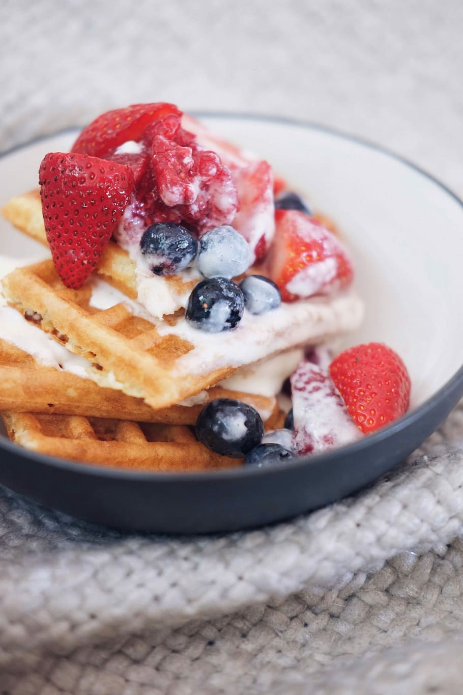 cooked dish in gray ceramic bowl, waffle with strawberies on bowl HD wallpaper