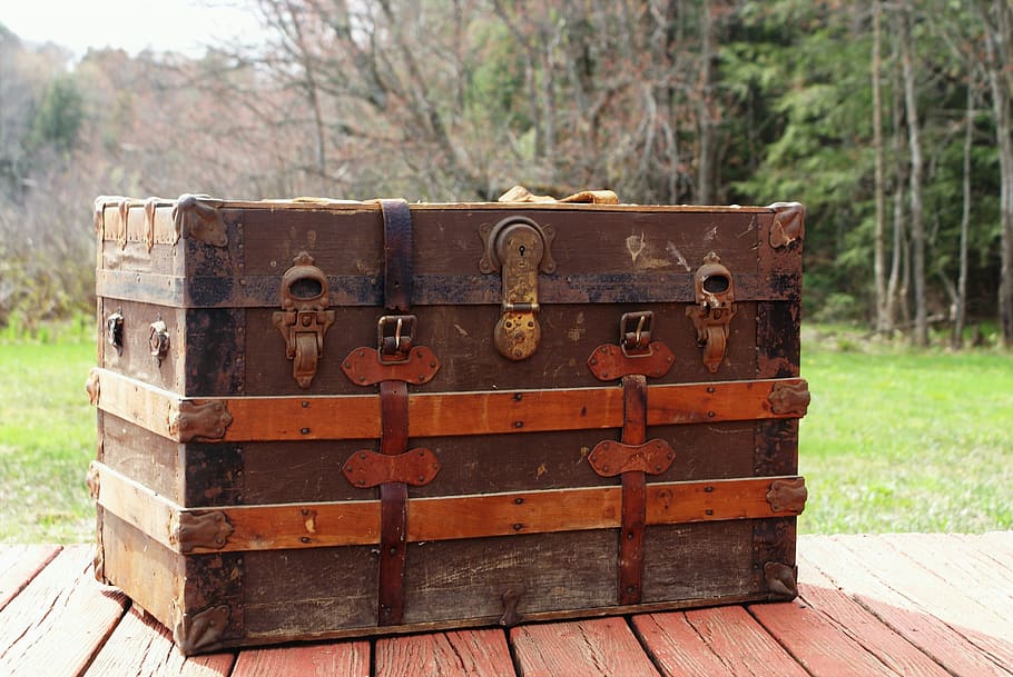 brown wooden trunk on brown surface, steamer trunk, luggage, antique