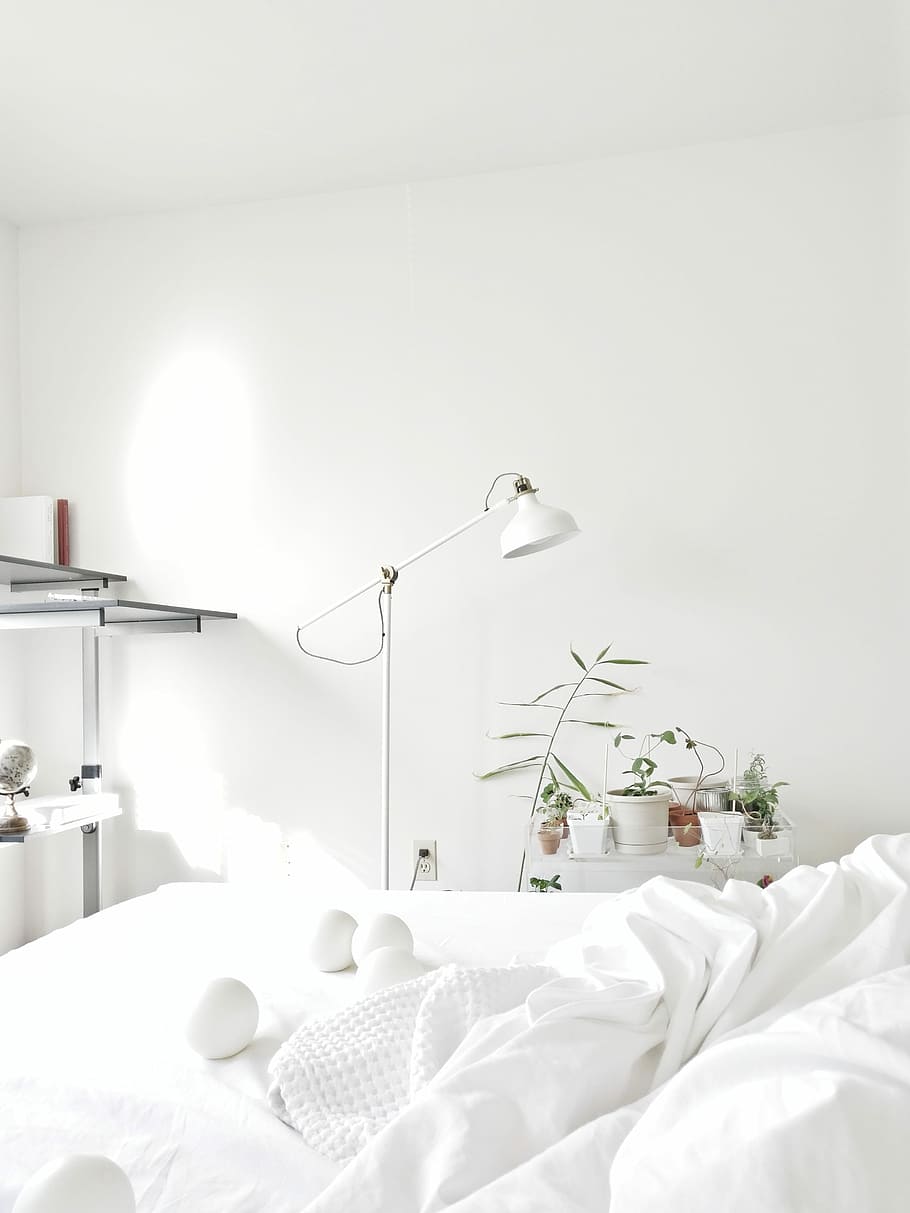powered-off floor lamp beside comforter, white floor lamp near white bedspread HD wallpaper