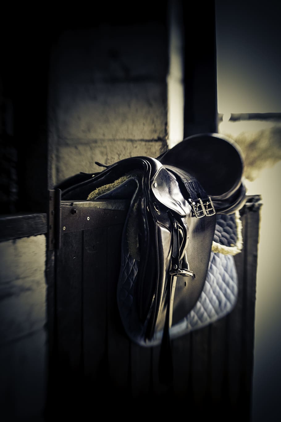 selective focus photography of black leather horse saddle on black board, HD wallpaper