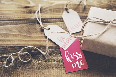 Kiss Me tag on box, photo of white and red product labels, paper HD wallpaper