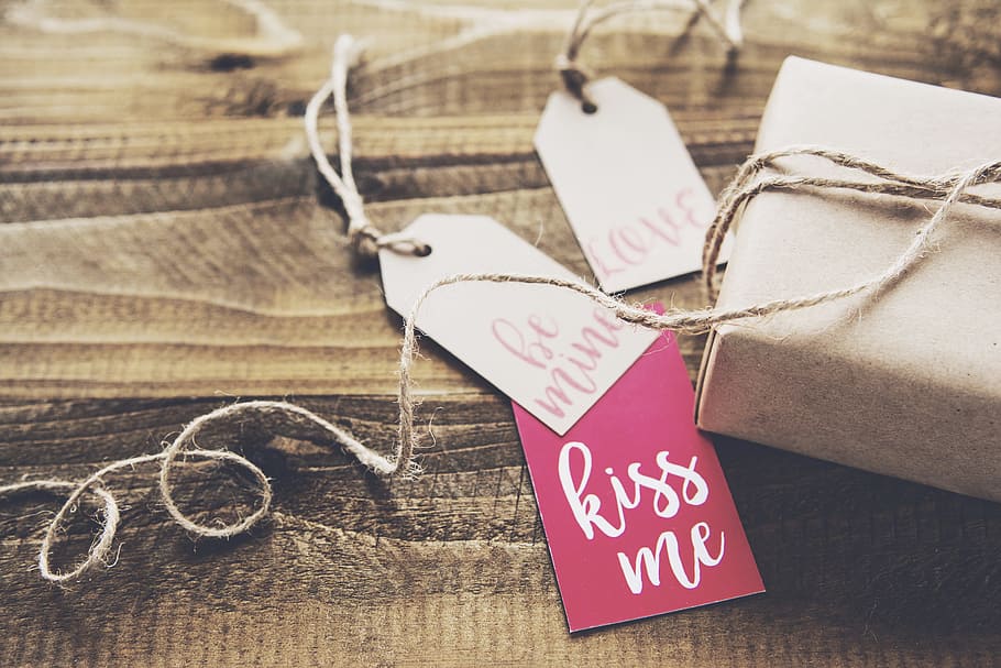 Kiss Me tag on box, photo of white and red product labels, paper HD wallpaper