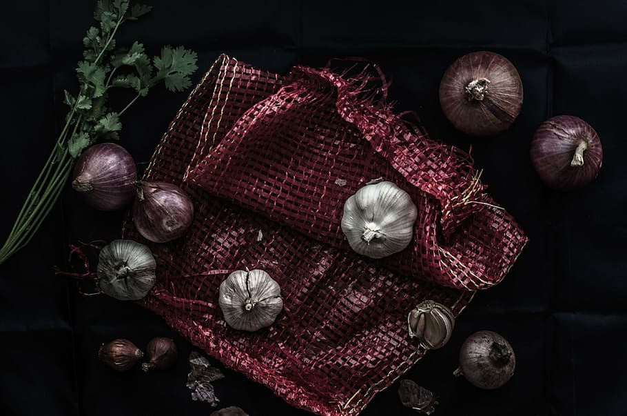 onion, garlic, vegetable, fresh, wooden spoon, herb, leaf, red onion, HD wallpaper