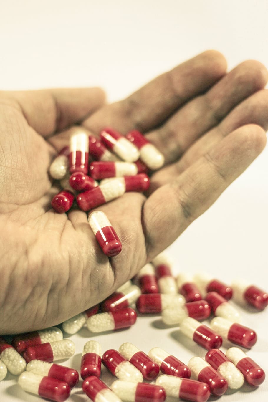 medicine capsules on person's hand, cure, drug, cold, dose, the disease, HD wallpaper