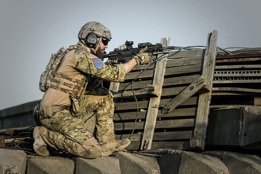 soldier holding black sniper rifle, war, desert, guns, gunshow, HD wallpaper