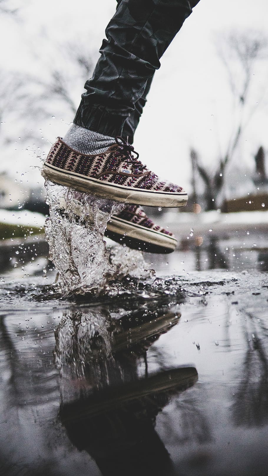 person jump off on the water, shallow focus photography of person jumping on body of water HD wallpaper