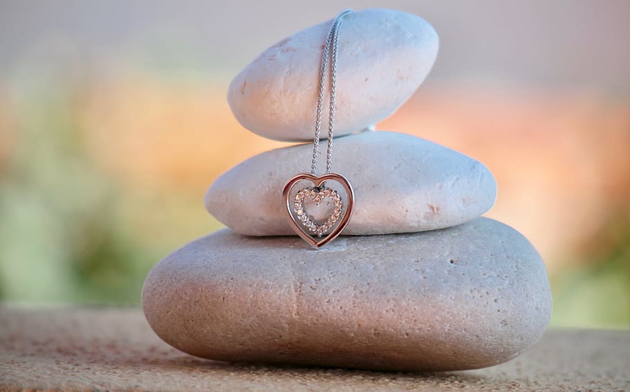 shallow focus photography of silver-colored heart pendant, necklace, HD wallpaper