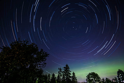 Circular shapes formed by star moving across the night sky, time lapse photo of star trail photo during nighttime HD wallpaper