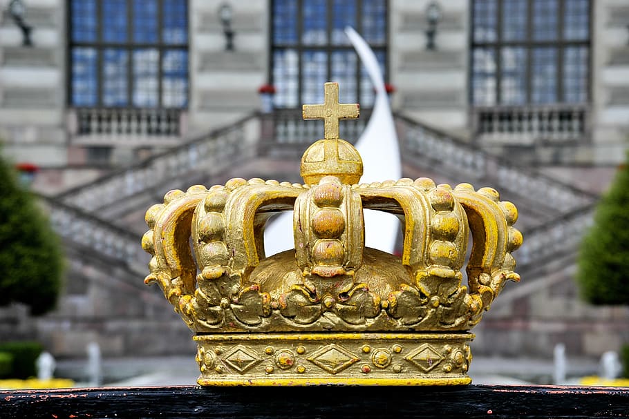 gold-colored crown decor on black surface, Doré, Portal, architecture